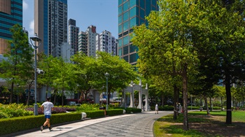 Congruent with Dr. Sun’s idea of “the world is for all”, the park is an open space for all to use. The tree-lined avenue can accommodate a wide range of recreational activities.